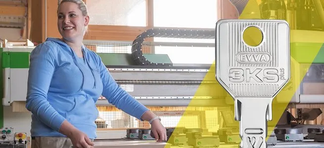 EVVA-3KS-Schlüssel vor einer Produktionsumgebung