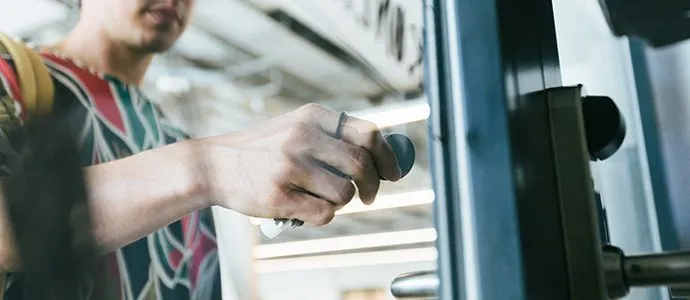 Person öffnet eine Tür über einen elektronischen Knaufzylinder